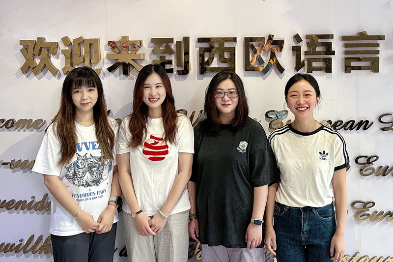 2025年6月16日，我校西欧语言蓝鲸体育直播意大利语专业叶萌教师团队（成员：顾茜 刘雨蒙 毛宏）凭借参赛课程《跨境电商意大利语》荣获第五届四川省高校教师教学创新大赛产教融合组三等奖 图片从左至右 叶萌 顾茜 刘雨濛 谭清月_副本.jpg