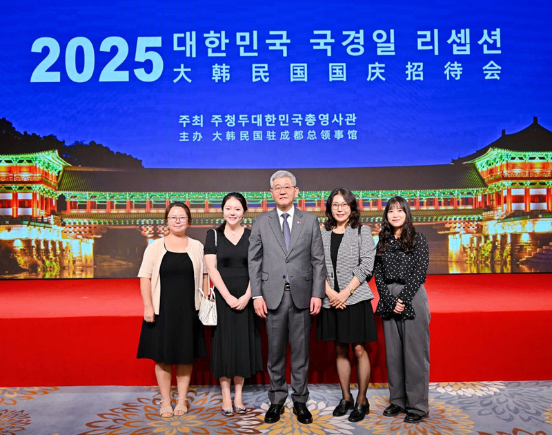 我校朝鲜语教师与韩国驻成都总领事严元载合影留念(1)_副本.jpg